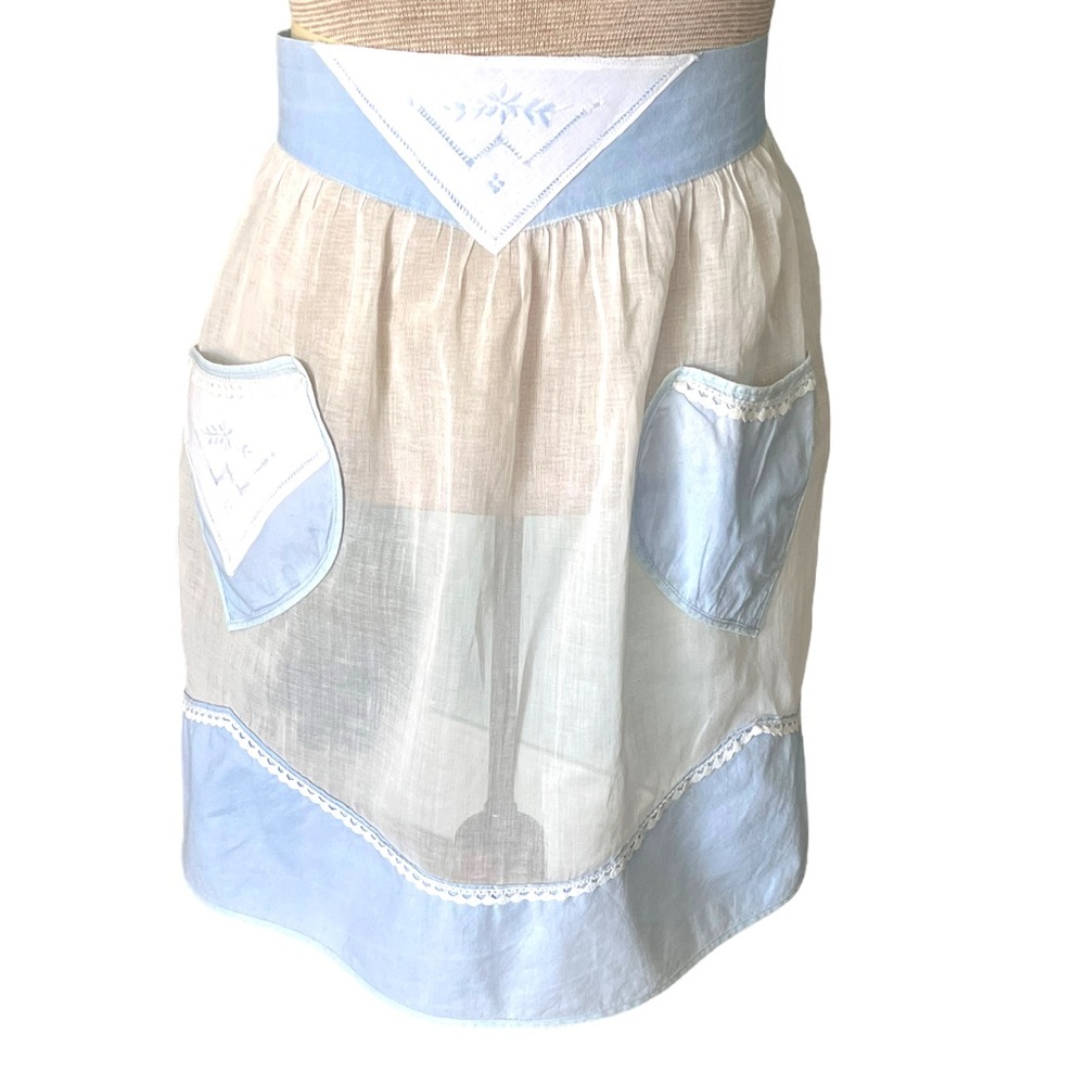 Vintage 1950s Womens Apron Elegant Blue White Floral Farmhouse Cottagecore